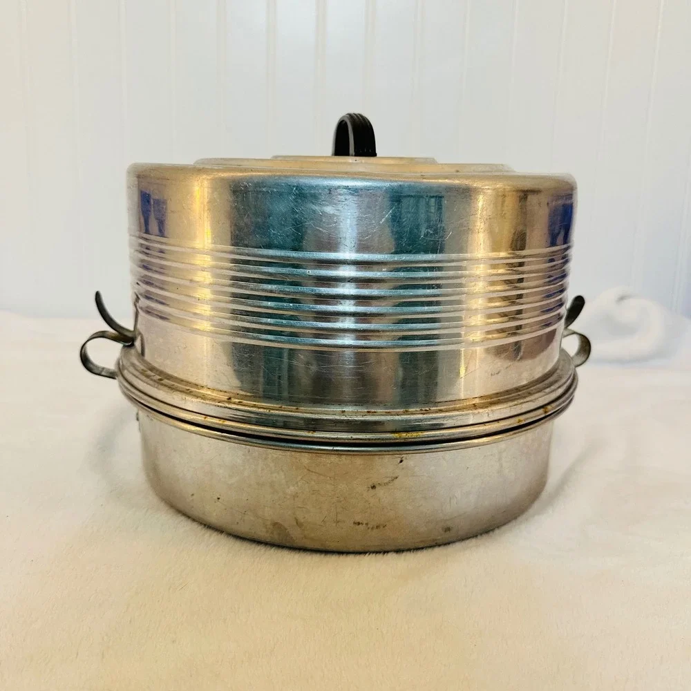 Regal‎ Cake Saver Carrier Vintage Silver Good Aluminum Mid Century Locking Lid